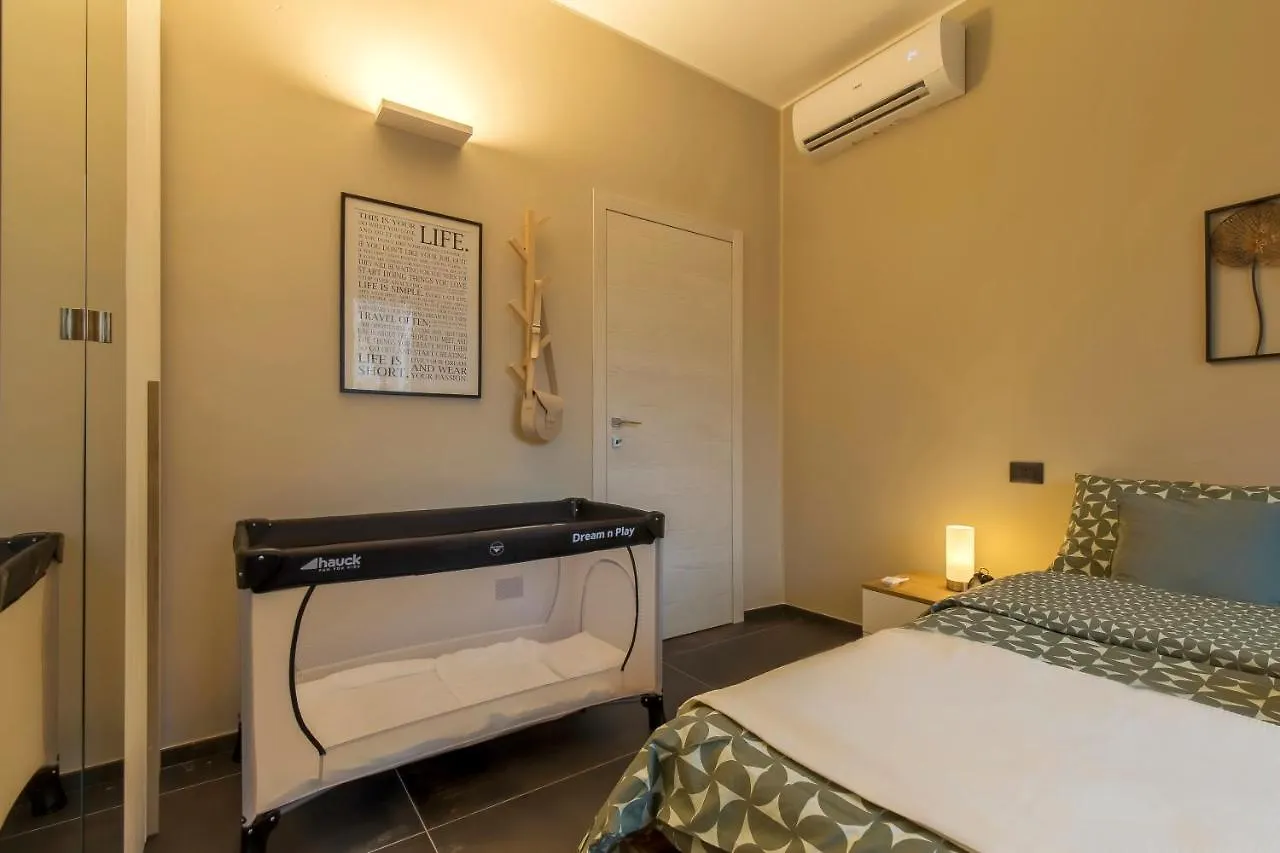 Modern & Bright 2 Bedroom Flat 50M From M4 Stop Milan