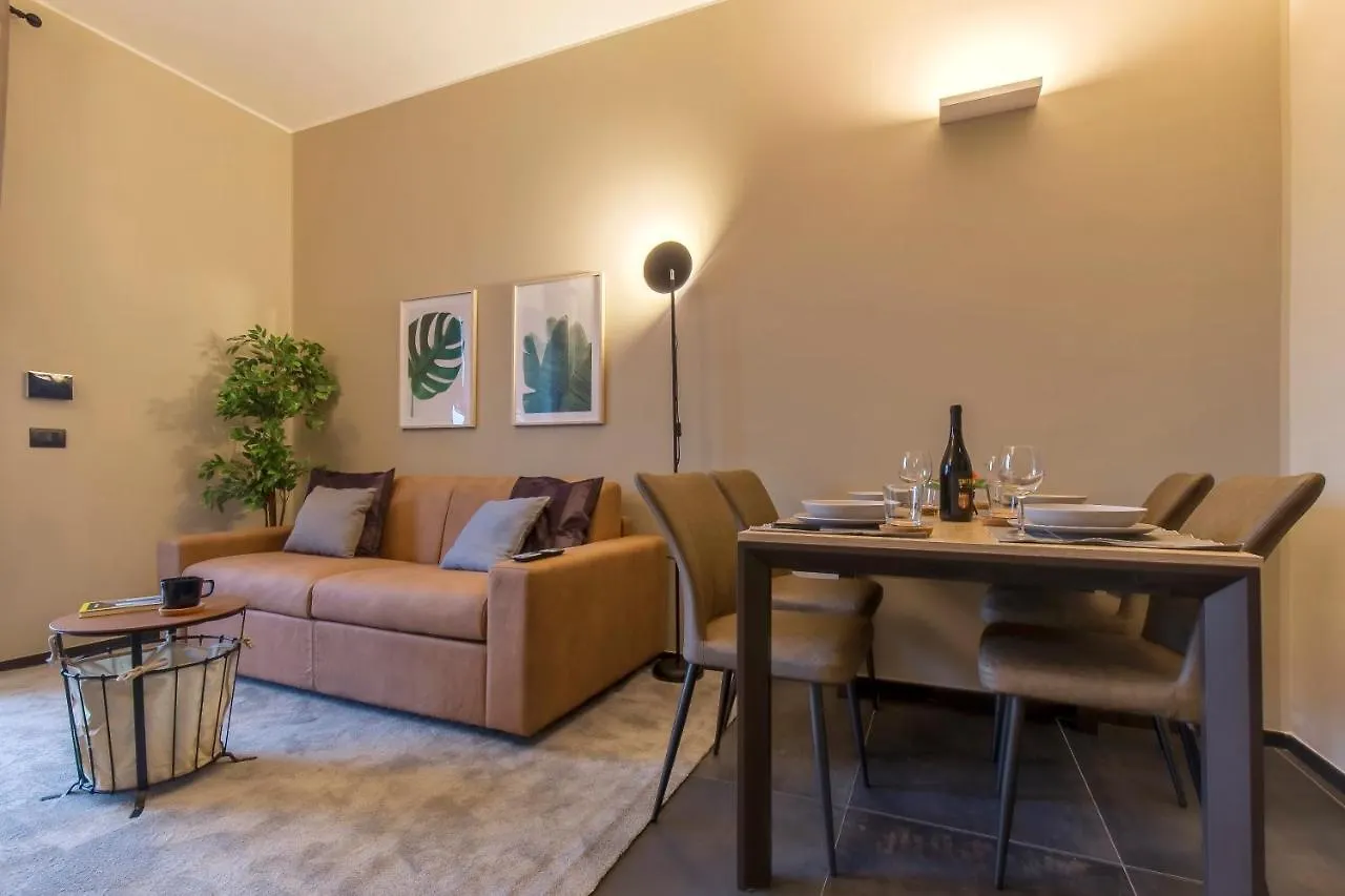 Modern & Bright 2 Bedroom Flat 50M From M4 Stop Milan Apartment