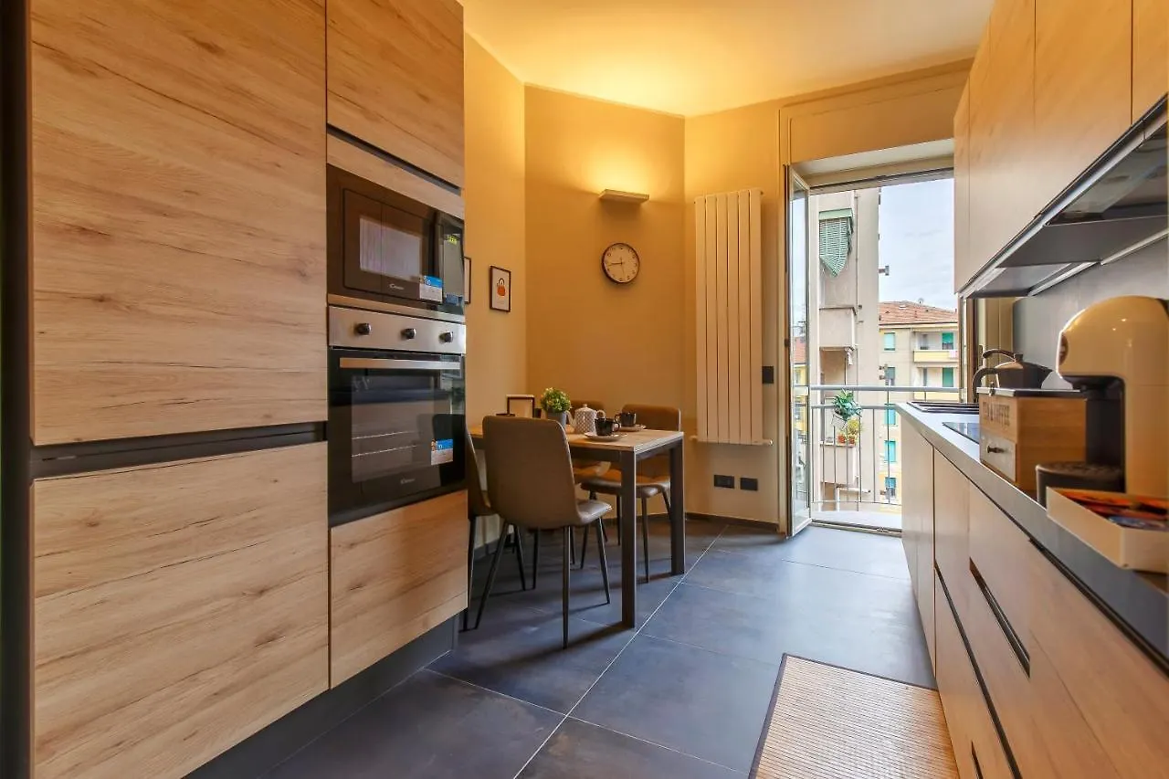 Modern & Bright 2 Bedroom Flat 50M From M4 Stop Milan Apartment