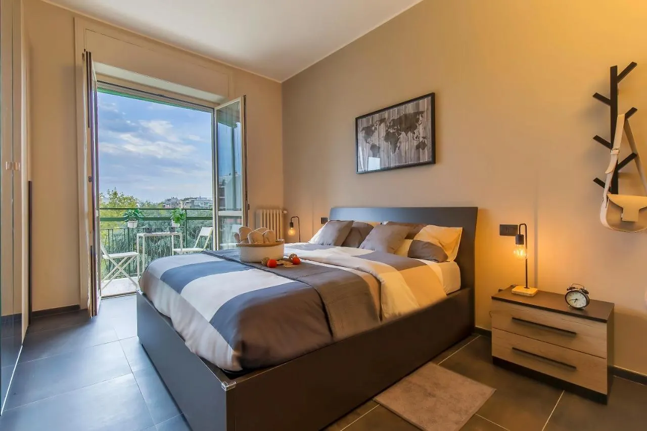 Modern & Bright 2 Bedroom Flat 50M From M4 Stop Milan