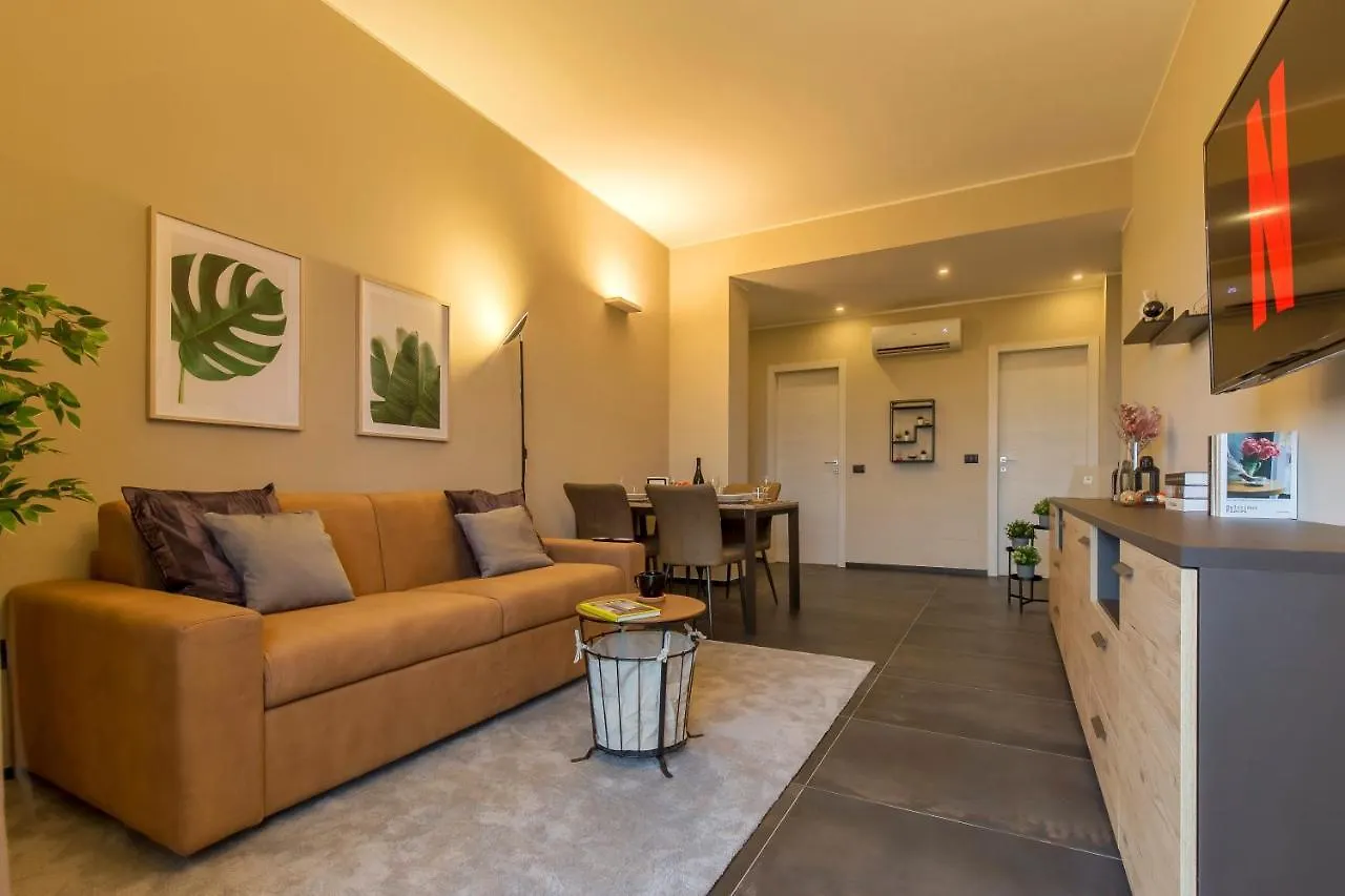 Modern & Bright 2 Bedroom Flat 50M From M4 Stop Milan Italy