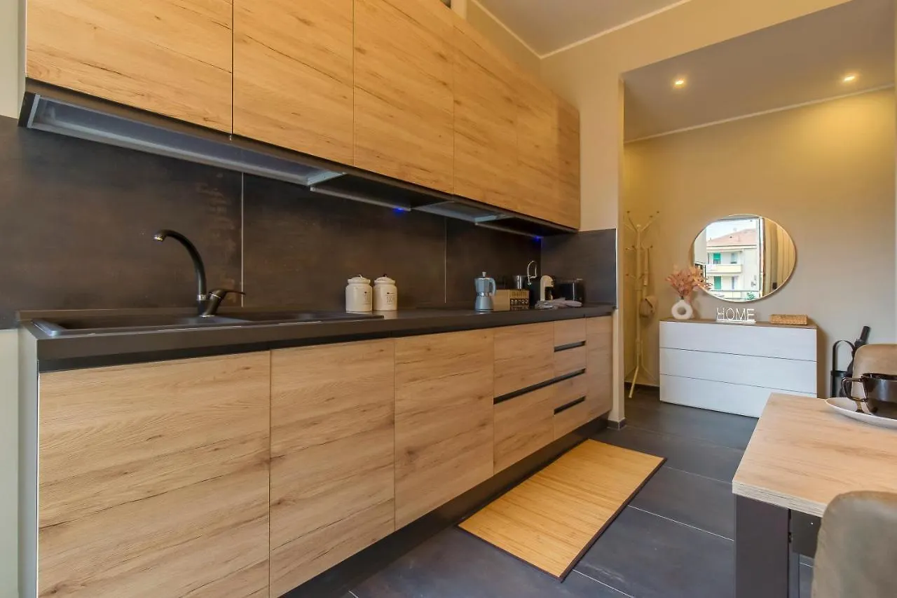 Modern & Bright 2 Bedroom Flat 50M From M4 Stop Milan Apartment