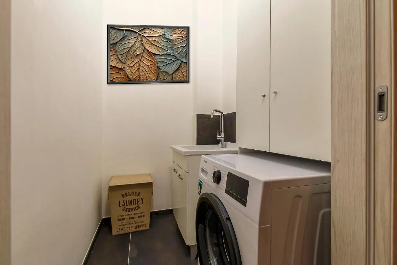 Modern & Bright 2 Bedroom Flat 50M From M4 Stop Milan 0*,