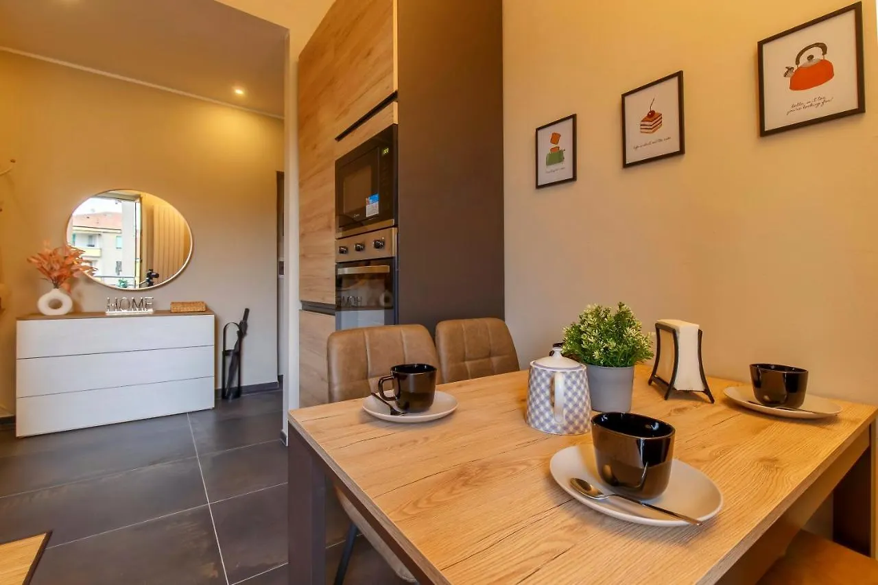 Modern & Bright 2 Bedroom Flat 50M From M4 Stop Milan
