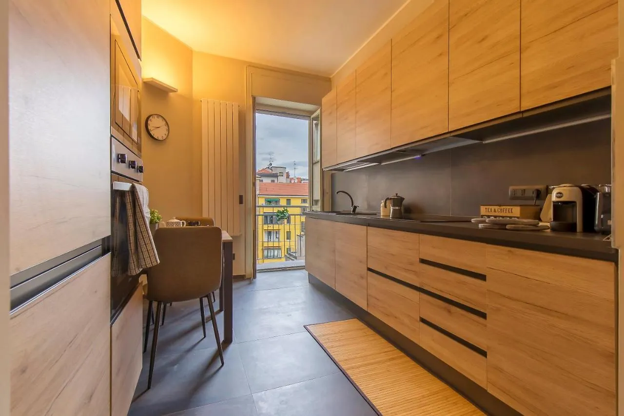 Modern & Bright 2 Bedroom Flat 50M From M4 Stop Milan Apartment