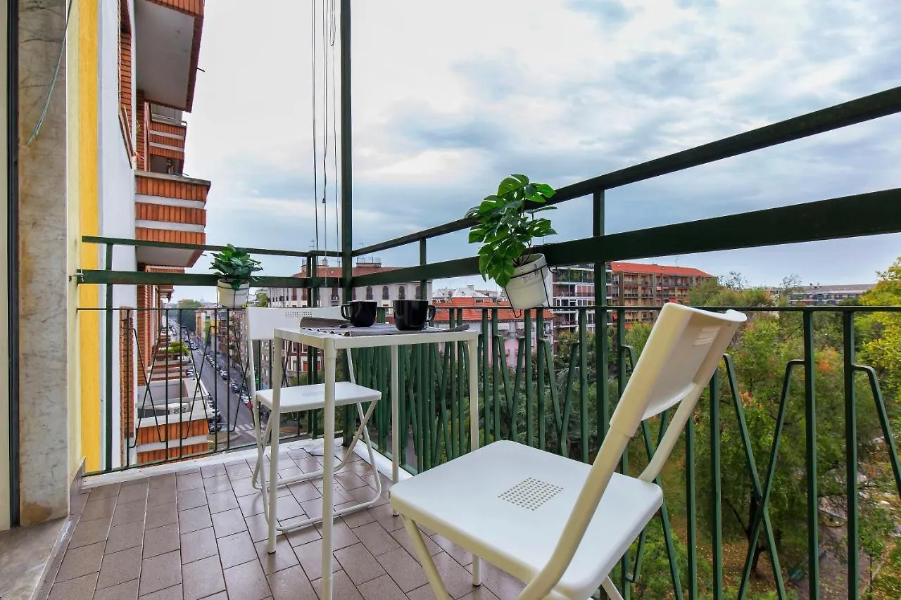 Apartment Modern & Bright 2 Bedroom Flat 50M From M4 Stop Milan
