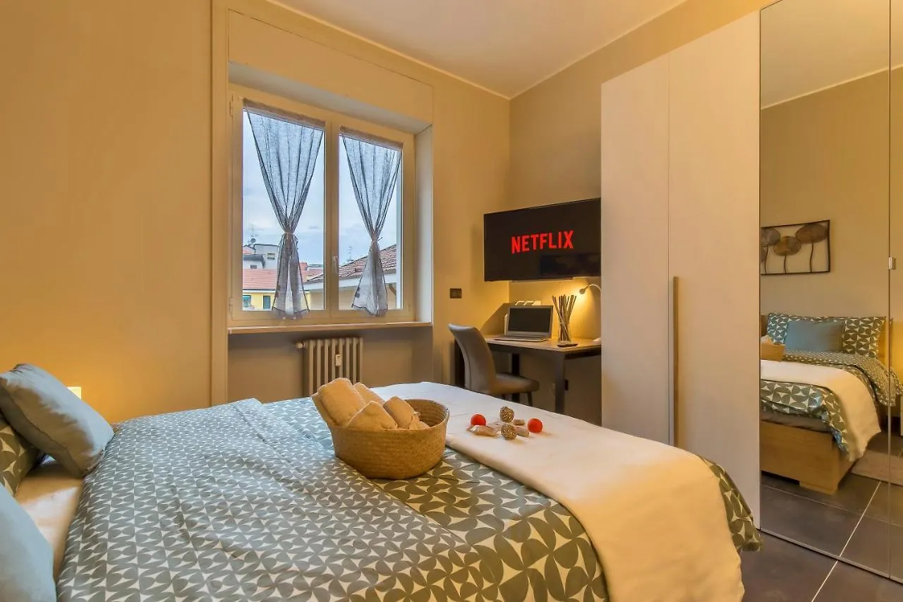 Apartment Modern & Bright 2 Bedroom Flat 50M From M4 Stop Milan