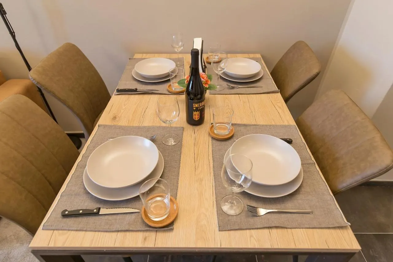 Modern & Bright 2 Bedroom Flat 50M From M4 Stop Milan Apartment